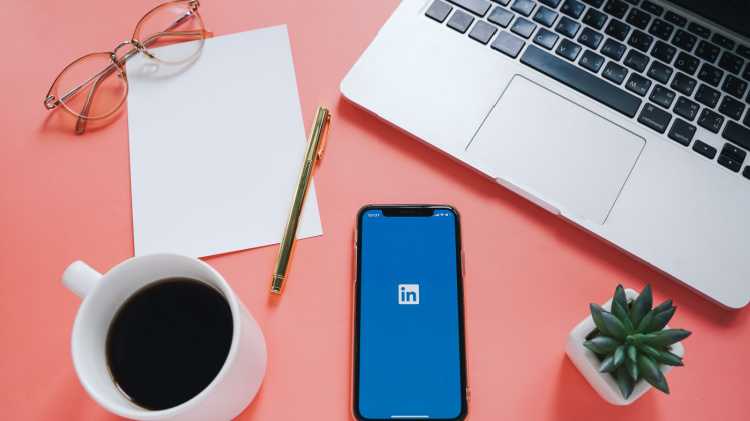 4 Reasons Why You Need to Be on LinkedIn Even If You Have a Job